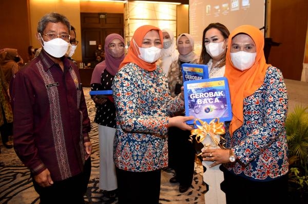 Tingkatkan Minat Baca, Nawal Lubis Serahkan Gerobak Baca kepada Lima Kabupaten